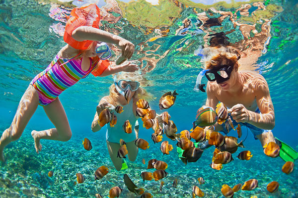 Family snorkeling in the seas of the Caribbean